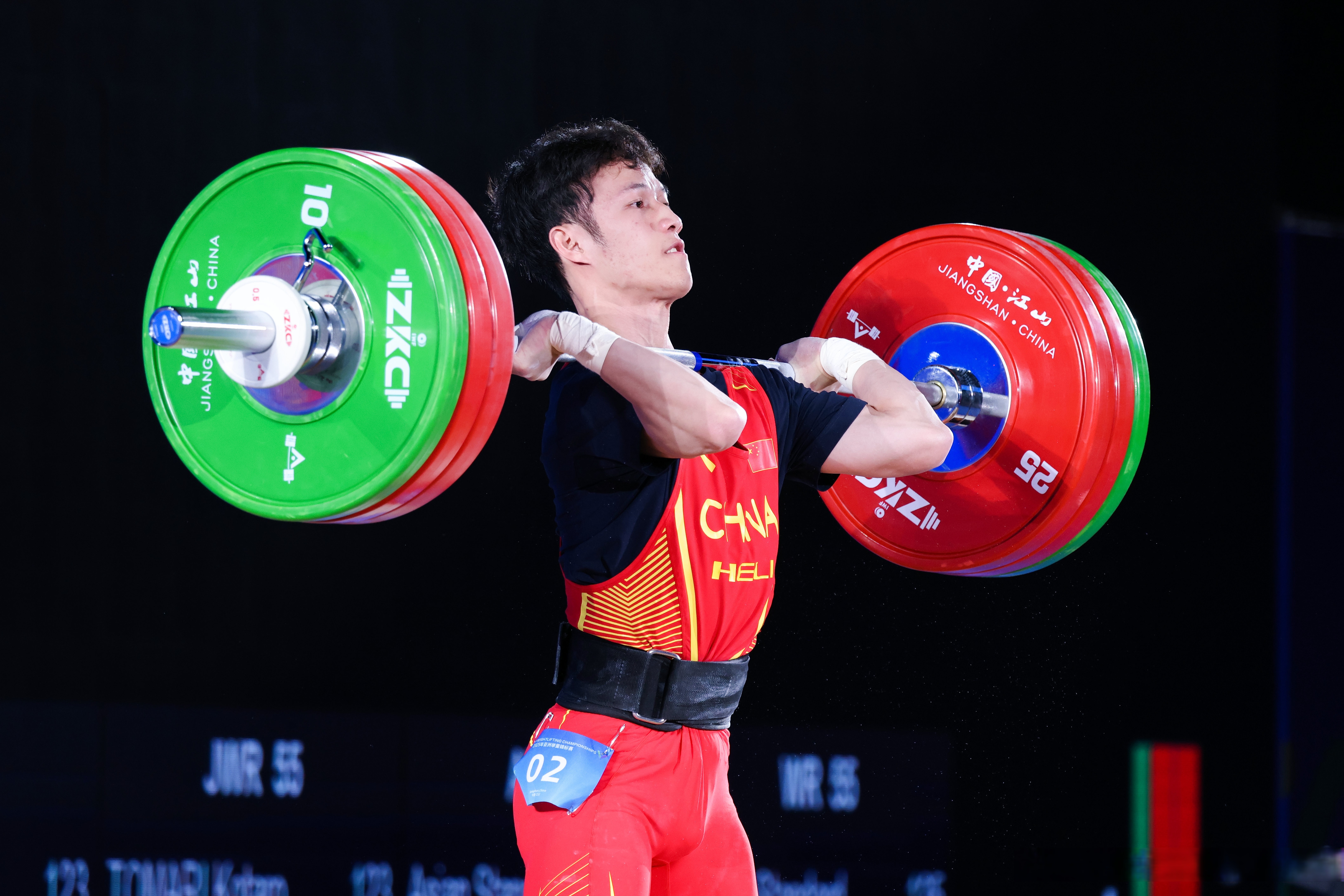 塞尔维亚举重选手勇夺金牌，全情投入